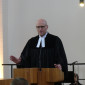 Pfarrer Johannes Knöller hält die Predigt