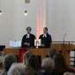 Pfarrer Jean-Pierre Barraud und Pfarrerin Ruth Šimeg  begrüßen die Gemeinde