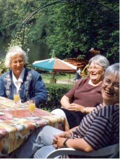 Frau Markmiller, Frau Zeller und Frau Diegritz 1997 beim Ausflug der Montagsrunde